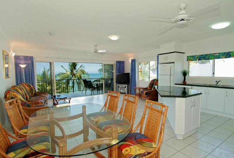 Beachfront Apartments On Trinity Beach Exterior photo