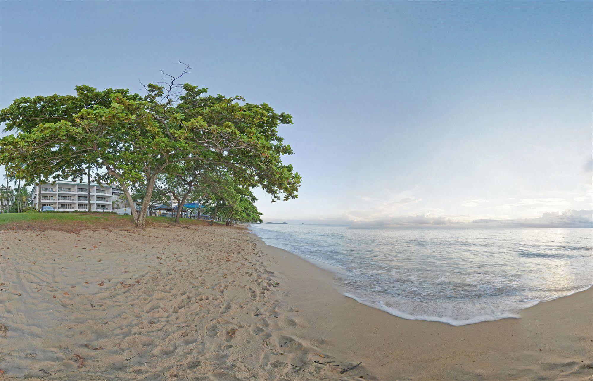 Beachfront Apartments On Trinity Beach Exterior photo
