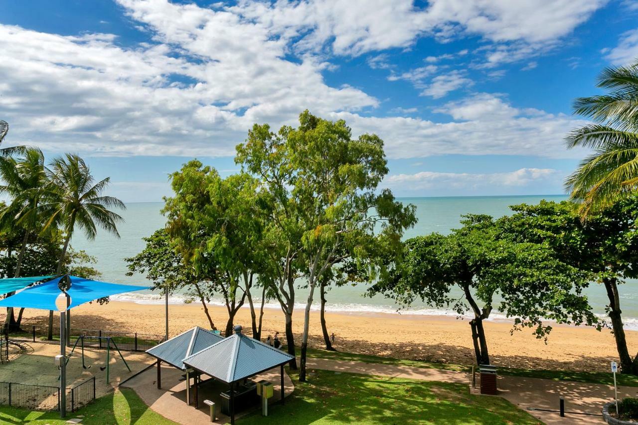 Beachfront Apartments On Trinity Beach Exterior photo